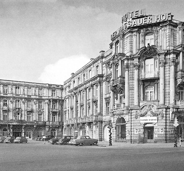Alte schwarz-weiß Aufnahme der Außenansicht des Hotels 