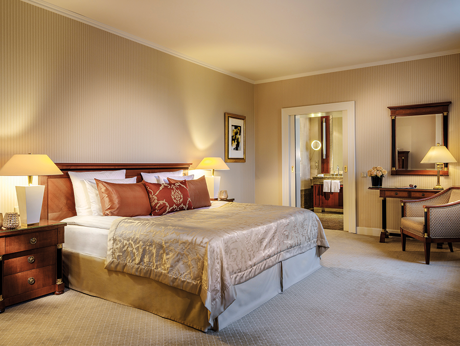 Einblick in den Schlafbereich mit großem Bett einer Presidential Suite des Hotels 