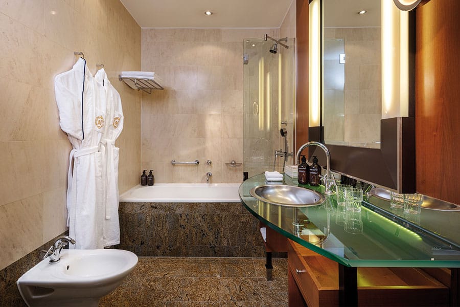 Einblick in das geräumige Luxusbadezimmer eines Deluxe Zimmers im Hotel