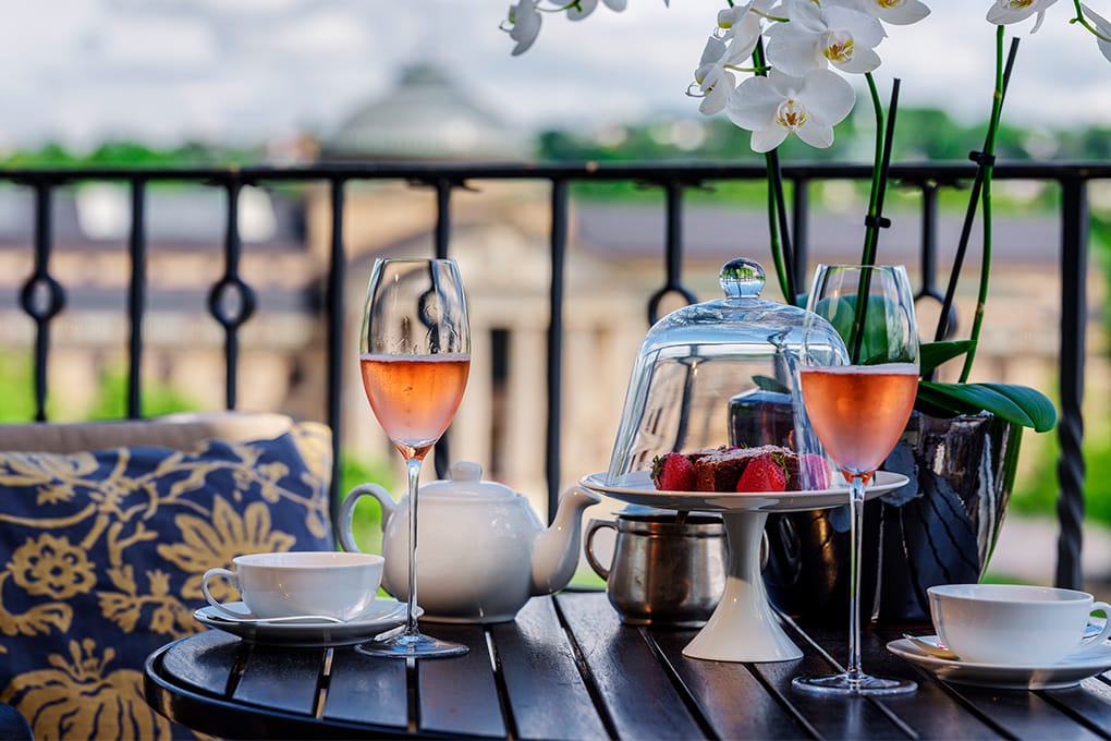Detailaufnahme eines kleinen Tisches mit Kaffee und Köstlichkeiten auf dem Balkon einer Royal Suite