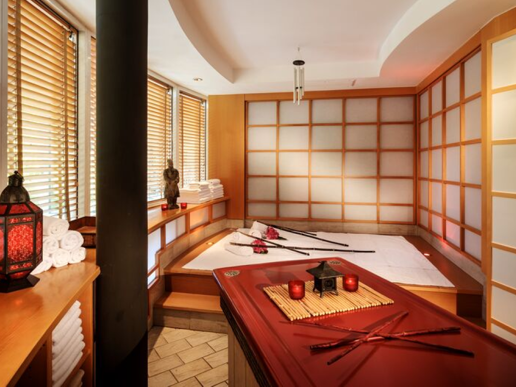 Harmoniously furnished massage room in the Beauty Spa of the Wellness Hotel Bremen