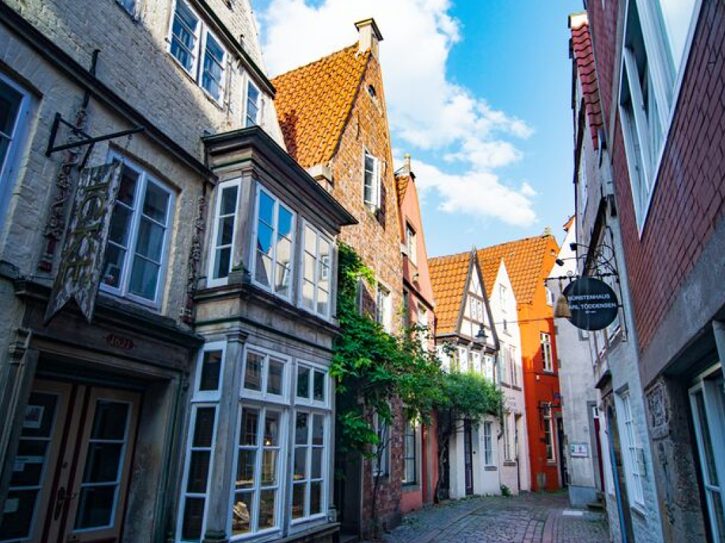 Perfekt für ein Wellnesswochenende in Bremen: Die bunten Häuser einer kleinen Gasse inmitten der Stadt