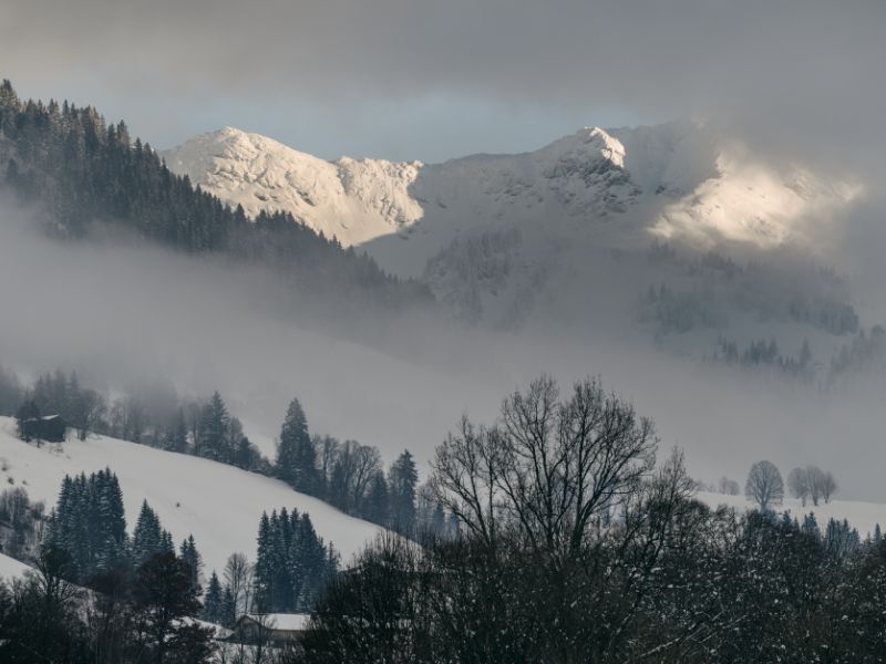 Eine schneebedeckte Landschaft für den Wintersport in Österreich