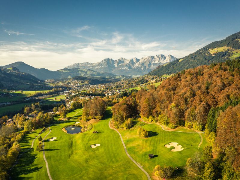 Blick von oben auf das Golfhotel und sein Golfplatz in Tirol