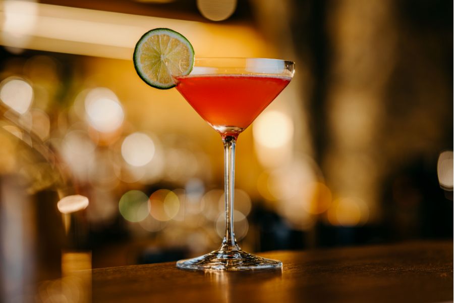 Cocktail auf dem Tresen in Cooper Bar & Lounge