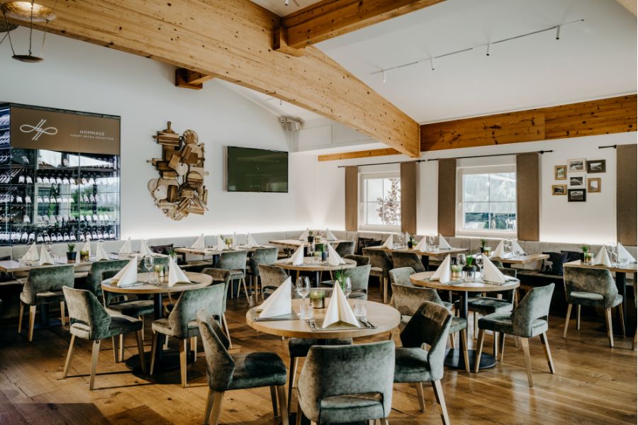 Einblick in den gemütlichen Innenraum vom Top-Restaurant Gasthaus Eichenheim in Kitzbühel