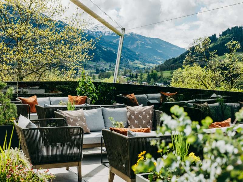 Gemütliche Terrasse im Luxushotel in Tirol