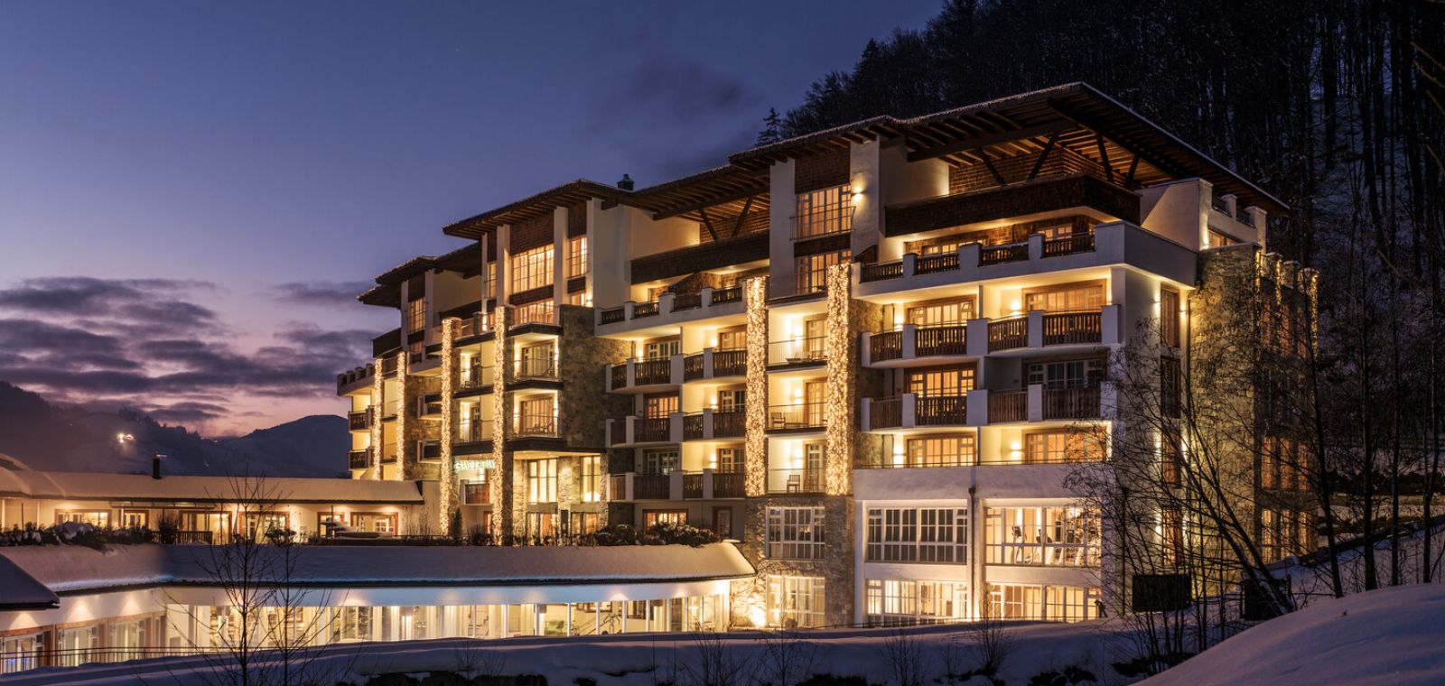Das Luxushotel Grand Tirolia im verschneiten Tirol
