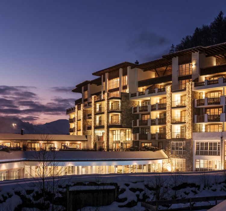 Das Grand Tirolia Luxushotel im verschneiten Kitzbühel