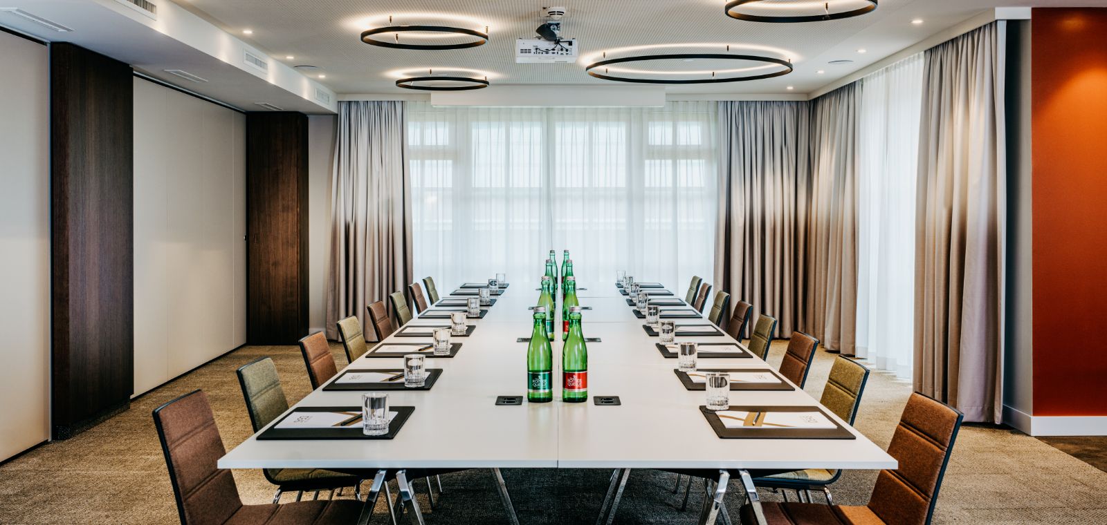 A big but cosy meeting room in cosy light at an eventlocation in Kitzbühel