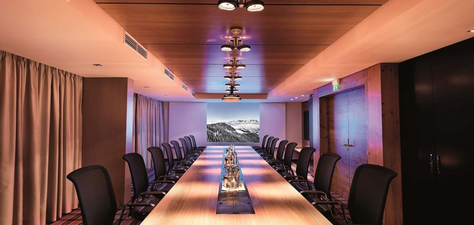 A big but cosy meeting room in cosy light at an eventlocation in Kitzbühel