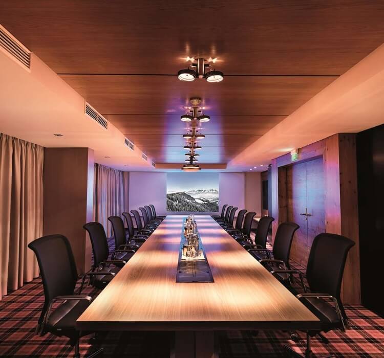 A long meeting room in cosy light at an eventlocation in Kitzbühel