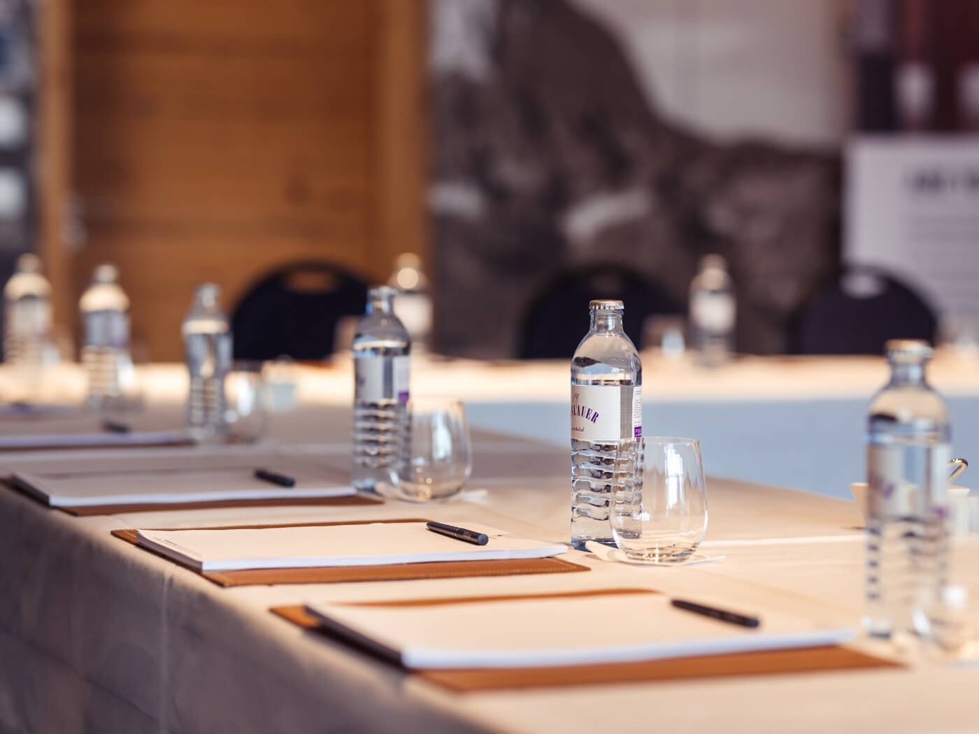 Konferenztisch mit Glasflaschen in einer Eventlocation in Tirol