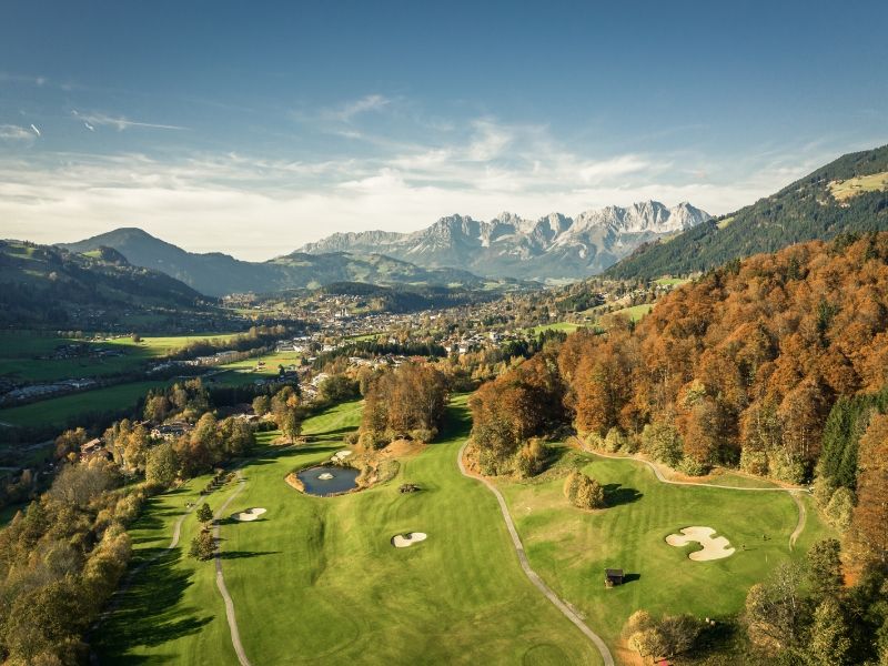 Landschaftsaufnahme des Golfplatz eines Tagungshotels in Tirol