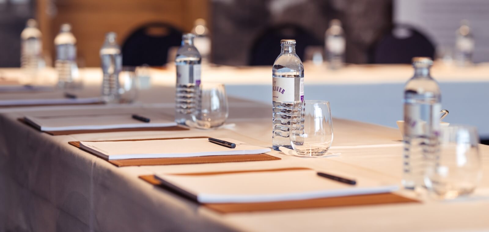 Konferenztisch mit Glasflaschen im Tagungshotel in Tirol