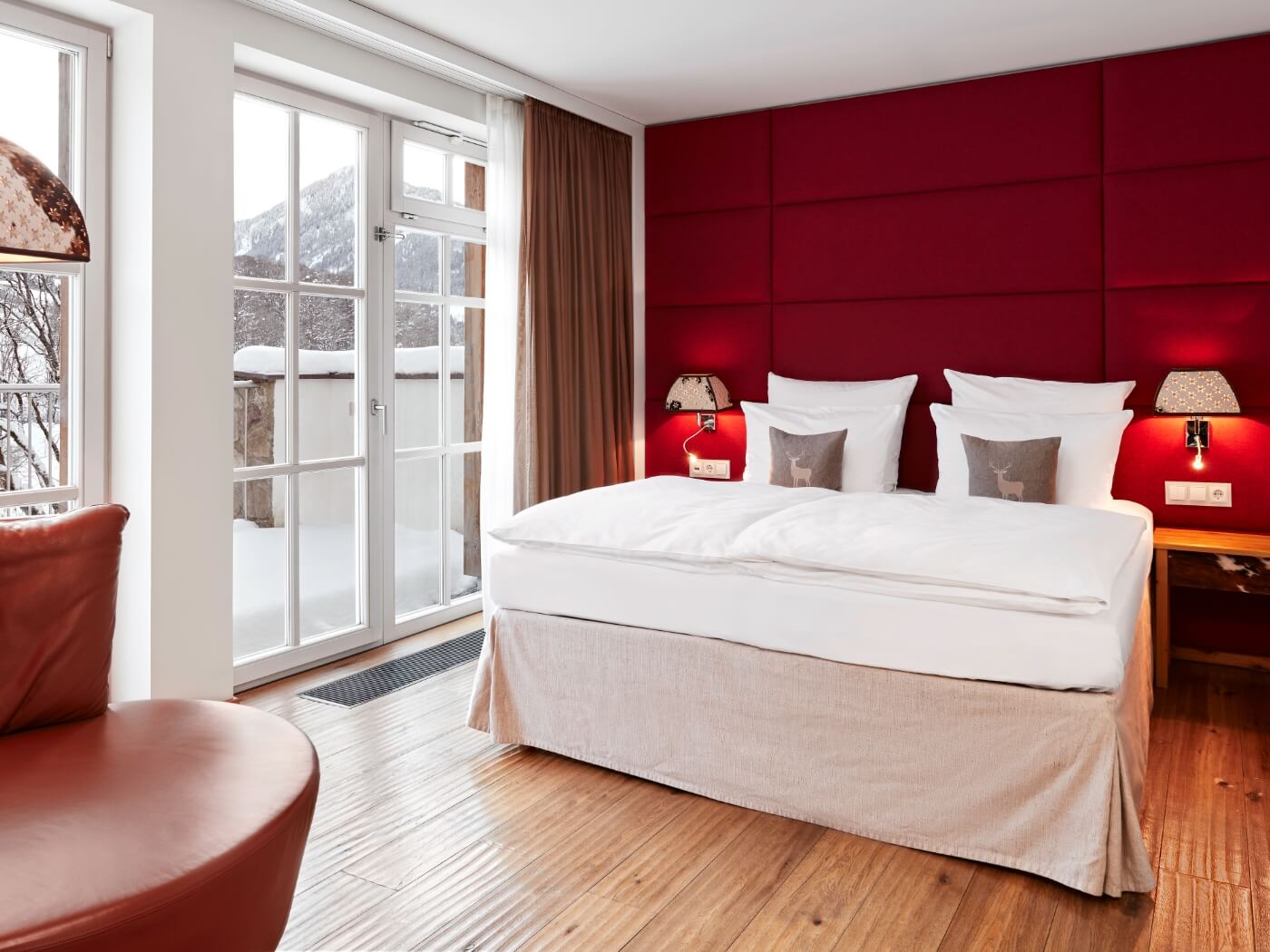 Ein einladendes Bett vor einer roten Wand